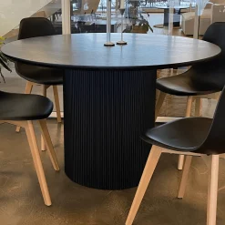 Nimara Carisma rundt lamel spisebord - sort med søjleben - Ø120 cm* Spiseborde