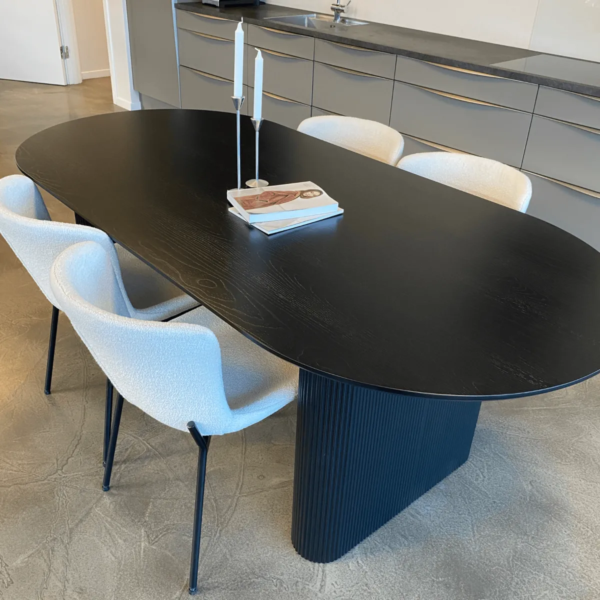 Nimara Carisma sort ovalt lamel spisebord 200 x 100 cm med søjleben* Spiseborde