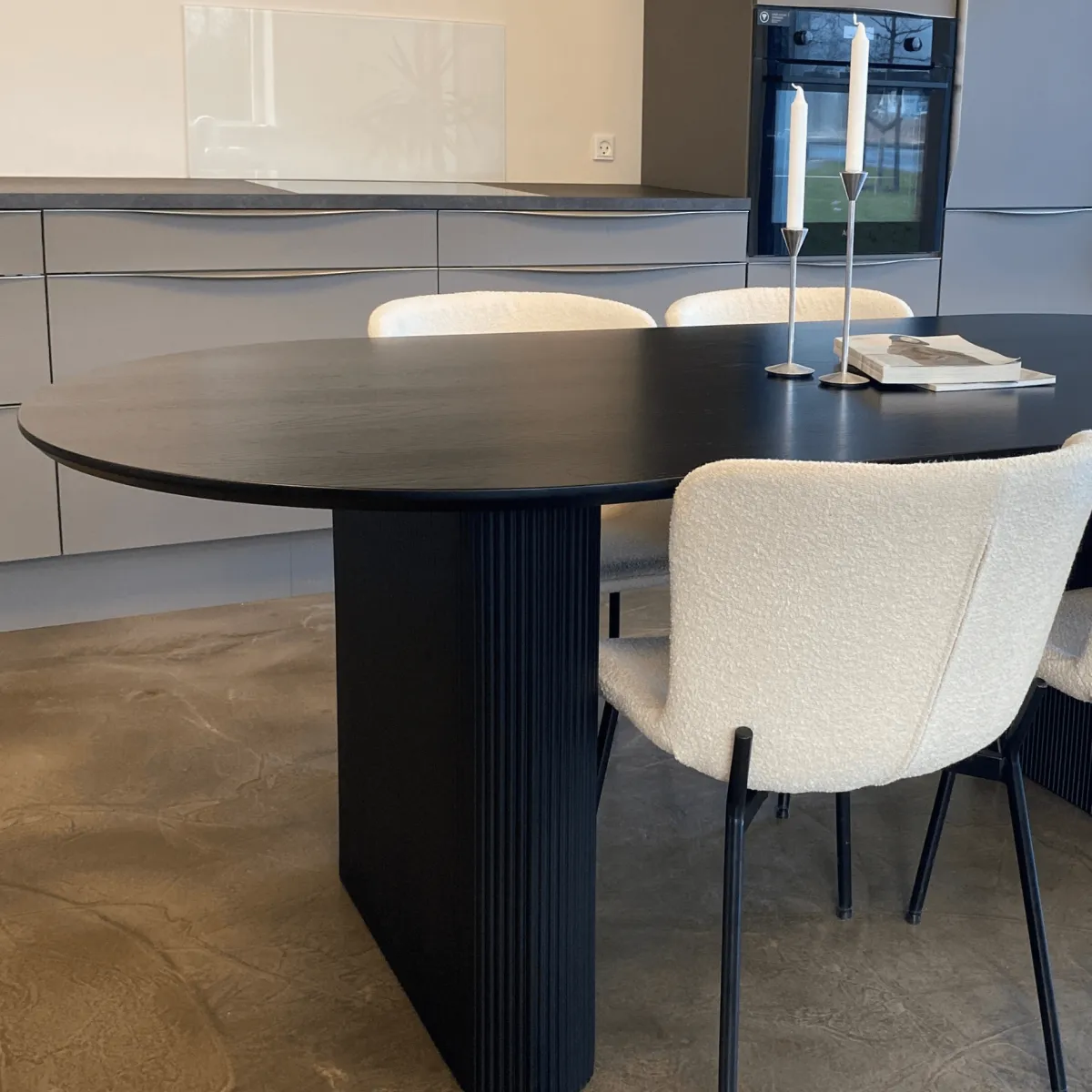 Nimara Carisma sort ovalt lamel spisebord 200 x 100 cm med søjleben* Spiseborde