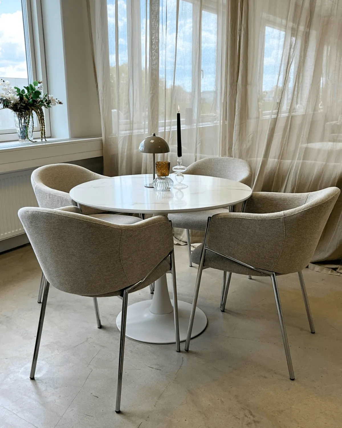 Nimara Carolina spisebordsstol i beige tekstil med chrome ben* Spisebordsstole