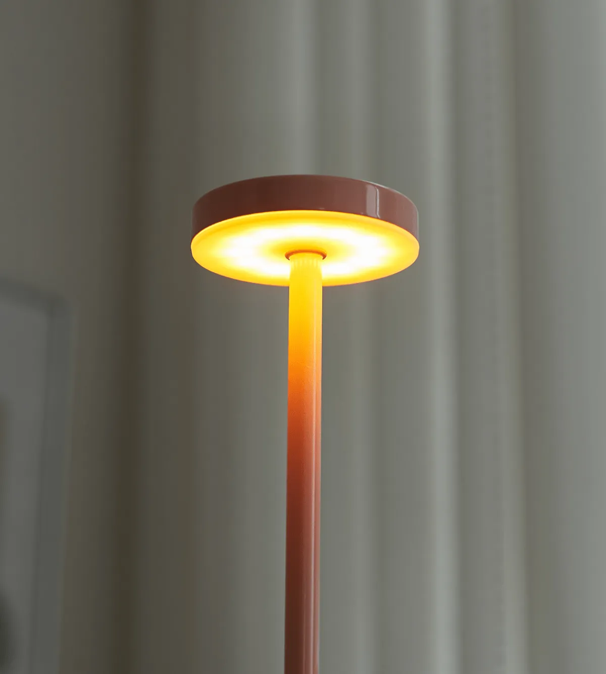 Nimara Elvis LED bordlampe Lyserød* Bordlamper