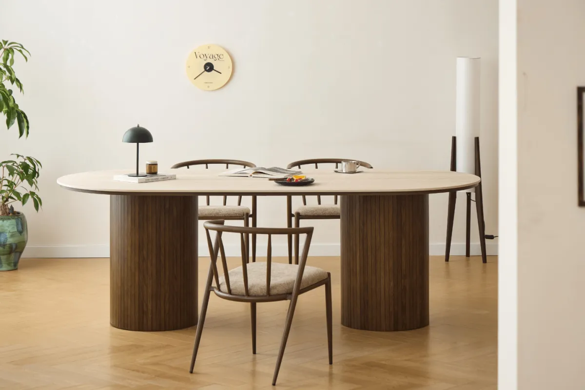 Nimara Enzo ovalt spisebord med stenbordplade i beige og lamelfod i røget eg 220x100x76 cm* Spiseborde