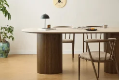 Nimara Enzo ovalt spisebord med stenbordplade i beige og lamelfod i røget eg 220x100x76 cm* Spiseborde