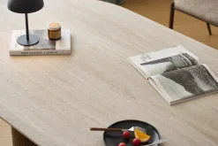 Nimara Enzo ovalt spisebord med stenbordplade i beige og lamelfod i røget eg 220x100x76 cm* Spiseborde