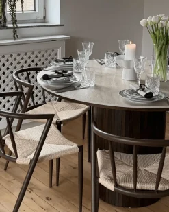 Nimara Enzo rundt spisebord med bordplade i beige sten og lamelfod i røget egetræ Ø120 cm* Spiseborde
