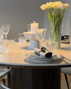 Nimara Enzo rundt spisebord med bordplade i beige sten og lamelfod i røget egetræ Ø120 cm* Spiseborde