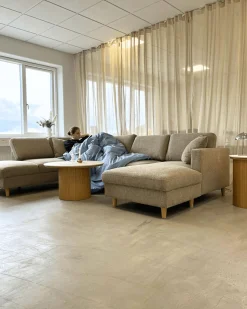 Nimara Enzo sofabord i stenbordplade i eg lamelfod Ø78* Sofaborde