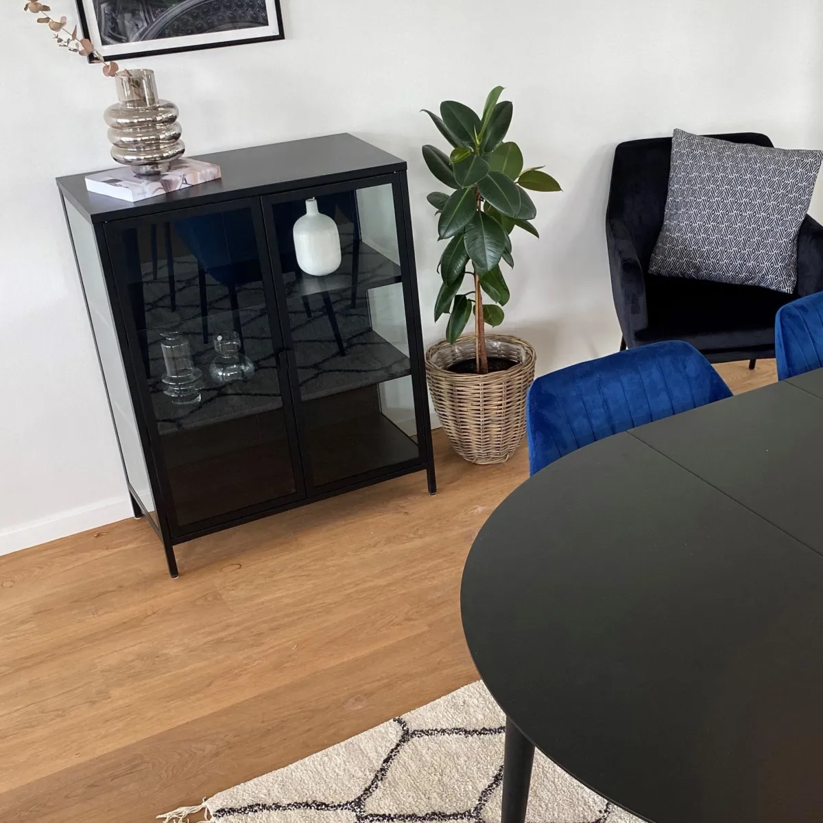 Nimara Herman glas skænk/vitrineskab - Sort metal 80x40x105 cm* Vitrineskabe|Vitrineskabe