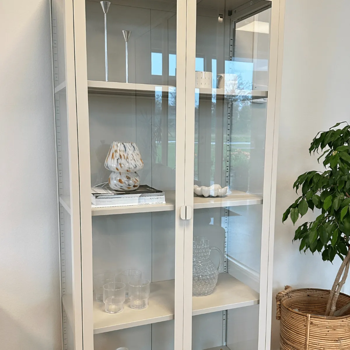 Nimara Herman glas skænk/vitrineskab - Beige metal 80x40x105 cm* Vitrineskabe|Vitrineskabe