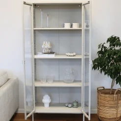 Nimara Herman glas skænk/vitrineskab - Beige metal 80x40x105 cm* Vitrineskabe|Vitrineskabe