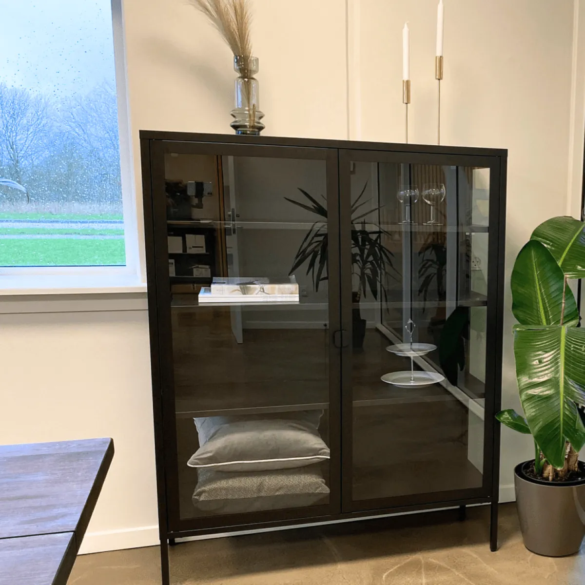 Nimara Herman Vitrineskab - Sort metal/glas - 110x40x140 cm* Vitrineskabe|Vitrineskabe