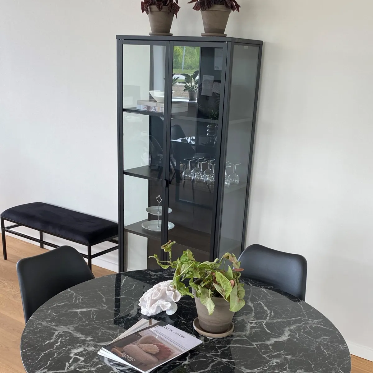 Nimara Herman Vitrineskab - Sort metal/glas - 80x40x180 cm* Vitrineskabe|Vitrineskabe