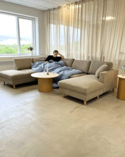 Nimara Jennifer højrevendt u-sofa i sand med chaiselong - L: 300 x D: 208 x H: 82 cm* Sofaer