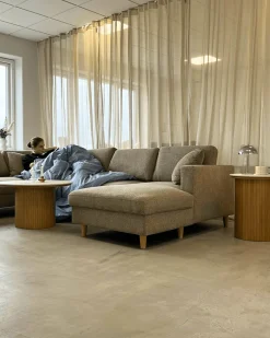 Nimara Jennifer højrevendt u-sofa i sand med chaiselong - L: 300 x D: 208 x H: 82 cm* Sofaer