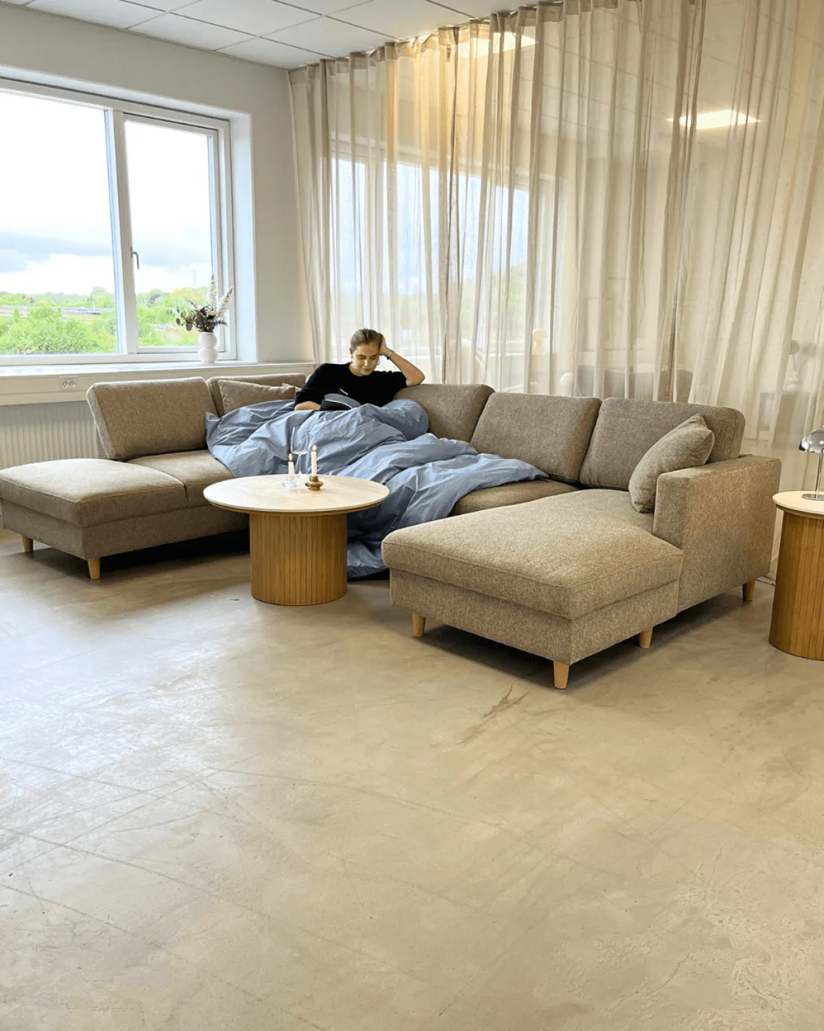 Nimara Jennifer venstrevendt u-sofa i sand med chaiselong - L: 300 x D: 208 x H: 82 cm* Sofaer