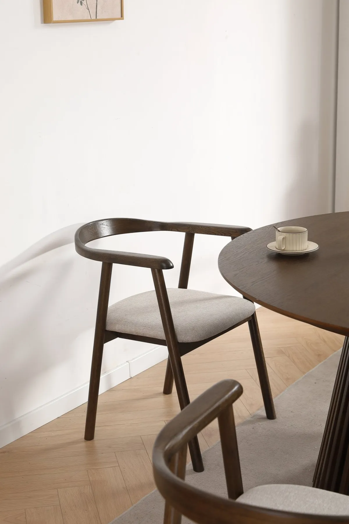 Nimara Jocelyn spisebordsstol i røget eg med beige stof sæde* Spisebordsstole