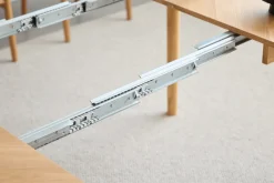 Nimara Joshua - Rundt spisebord i natur egefiner med udtræk 120/160/200 cm - Inkl. 2 Tillægsplader* Spiseborde