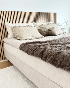Nimara Kontinentalseng i beige 180x200 cm med 4 cm topmadras i PU-skum inkl. chrome ben* Alle Senge|Kontinentalsenge