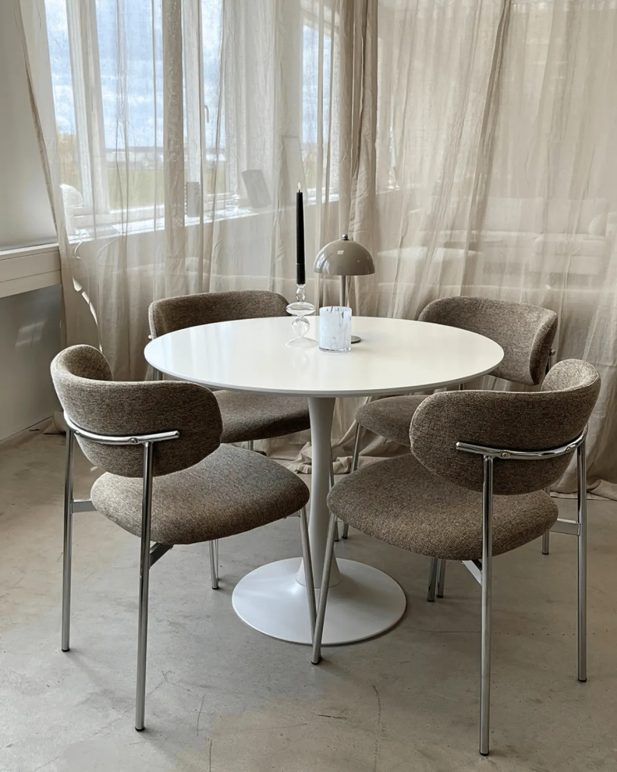 Nimara Lucinda spisebodsstol i chrome med sand tekstil* Spisebordsstole
