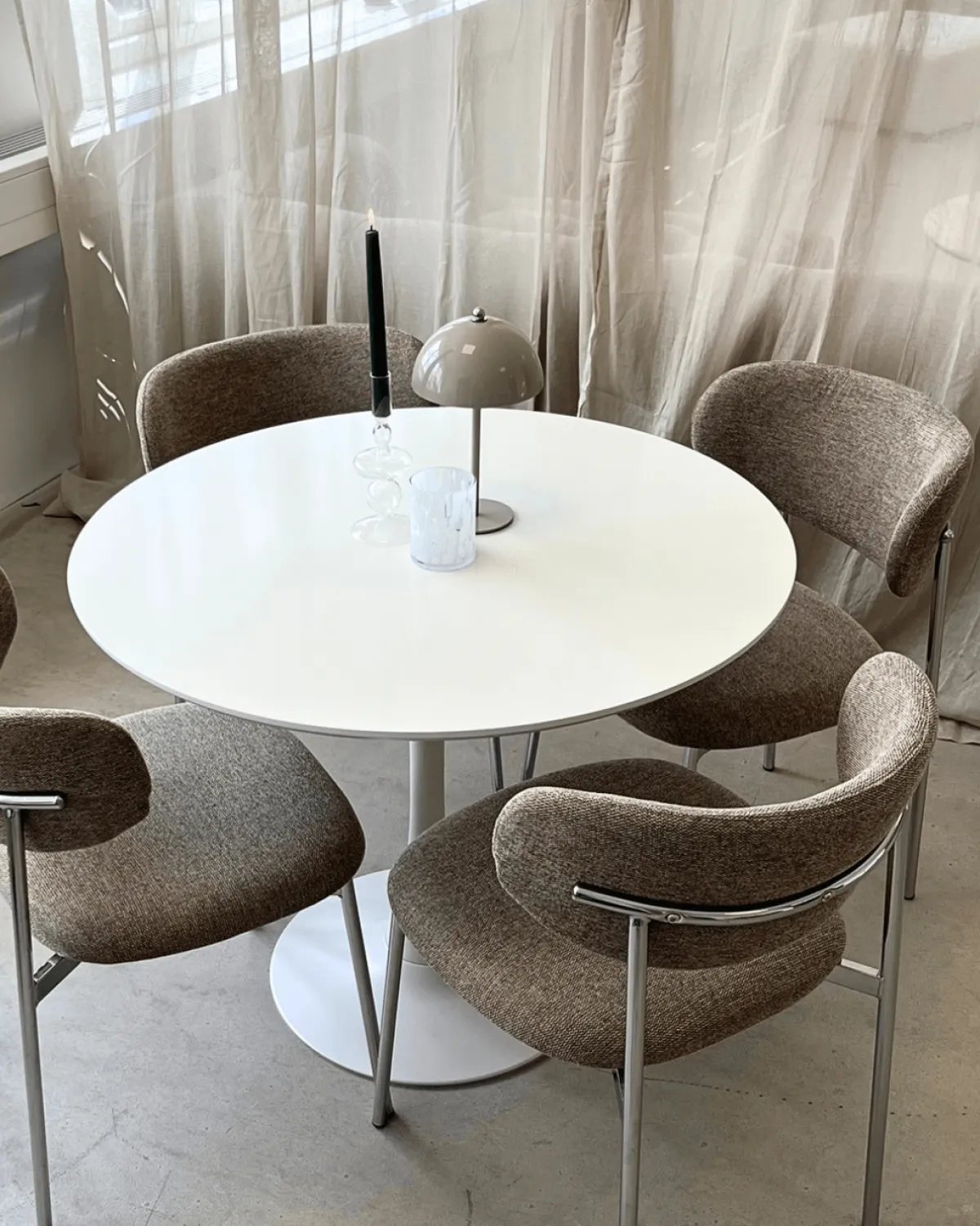 Nimara Lucinda spisebodsstol i chrome med sand tekstil* Spisebordsstole