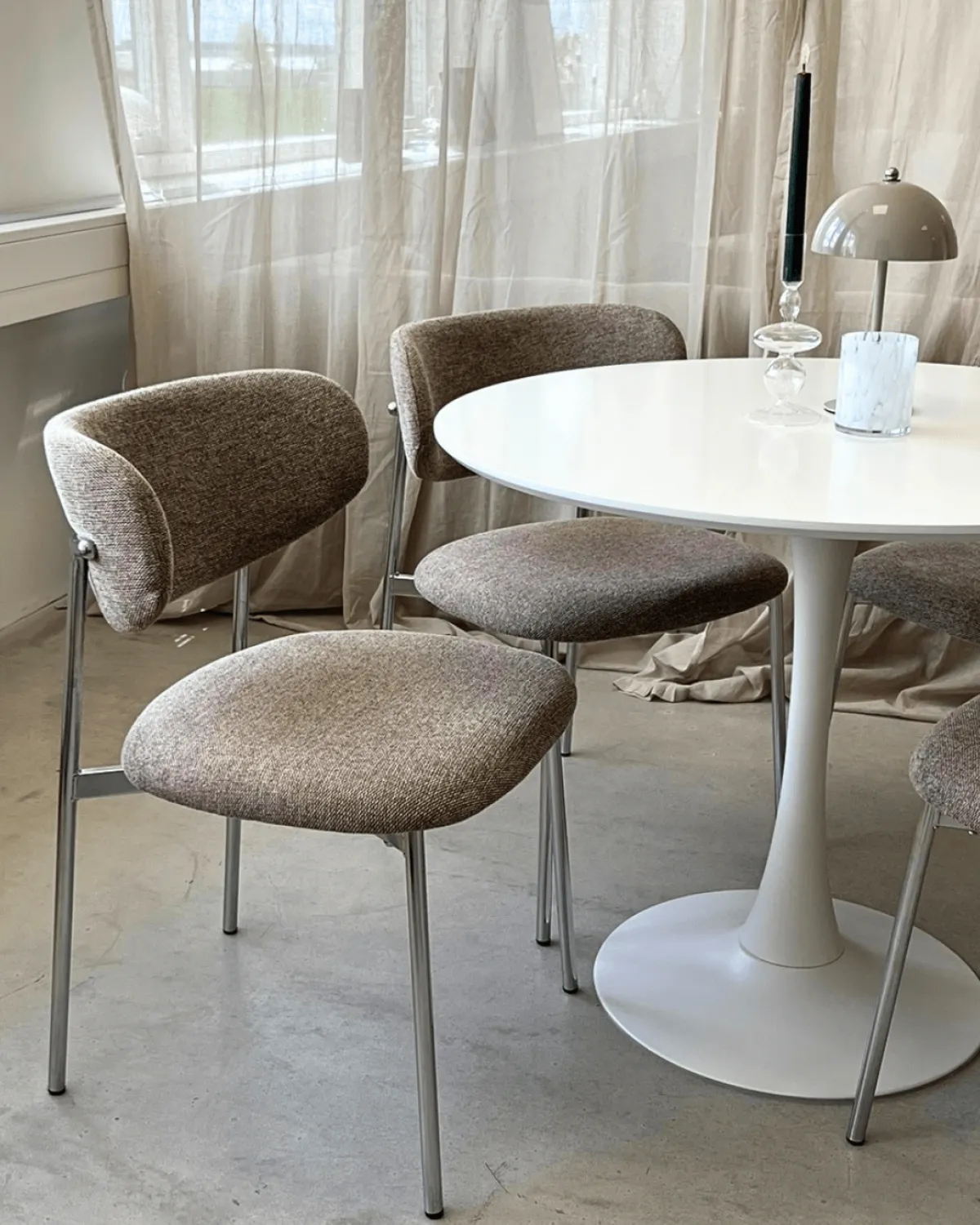 Nimara Lucinda spisebodsstol i chrome med sand tekstil* Spisebordsstole