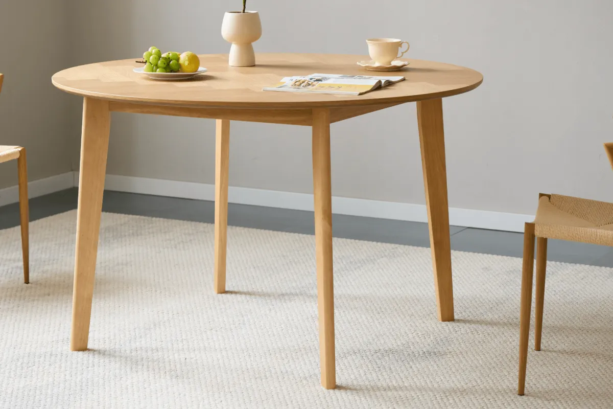 Nimara Miles - Rundt spisebord Ø120 cm i olieret egefiner med sildebensmønster* Spiseborde