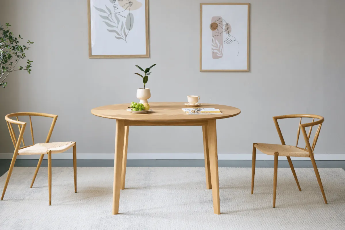 Nimara Miles - Rundt spisebord Ø120 cm i olieret egefiner med sildebensmønster* Spiseborde