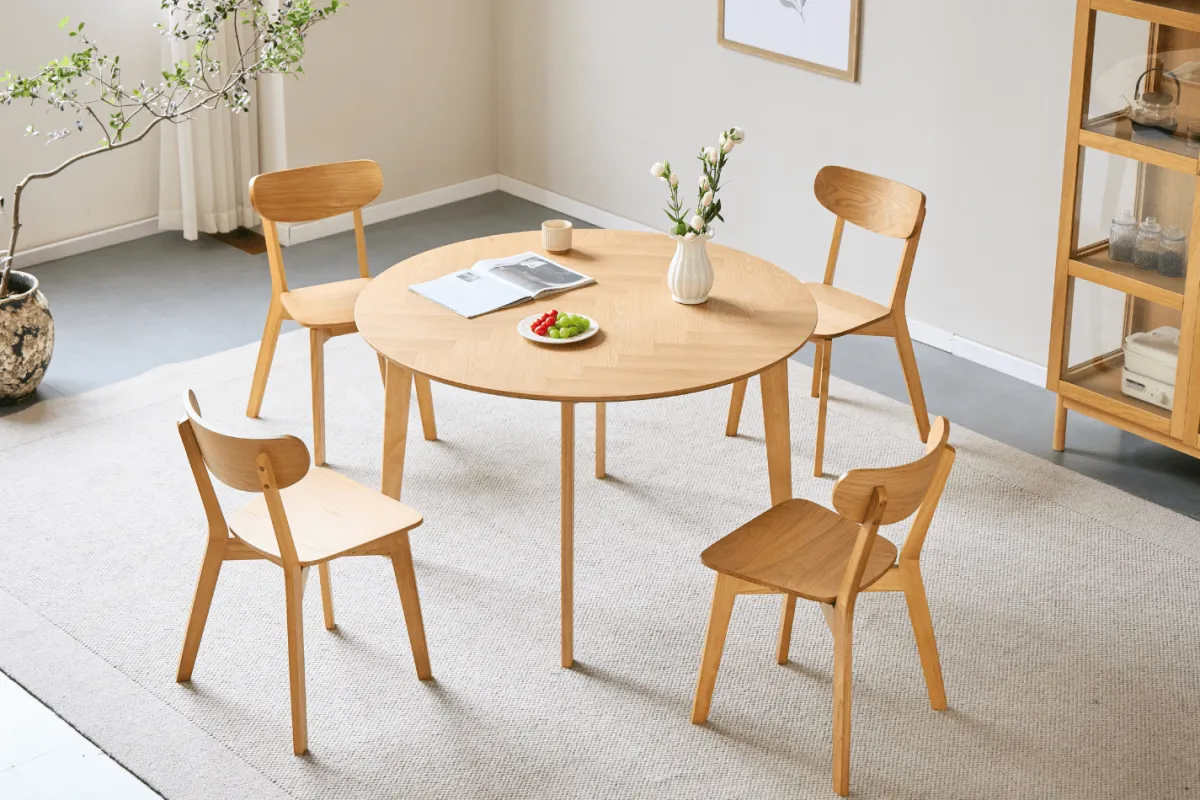 Nimara Miles - Rundt spisebord Ø120 cm i olieret egefiner med sildebensmønster* Spiseborde