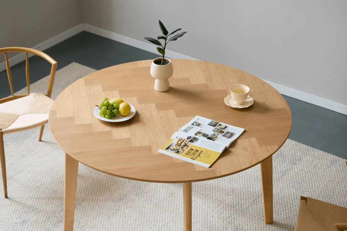 Nimara Miles - Rundt spisebord Ø120 cm i olieret egefiner med sildebensmønster* Spiseborde