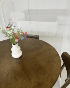 Nimara Miles - Rundt spisebord Ø120 cm i røget egefiner med sildebensmønster* Spiseborde