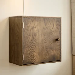 Nimara Rumi Vægreol med låge og hylde 33x20x33 cm røget eg inkl. vægophæng* Reoler|Opbevaring Til Spisestuen