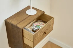 Nimara Rumi Vægreol med skuffer 33x20x33 cm røget eg inkl. vægophæng* Reoler|Opbevaring Til Spisestuen