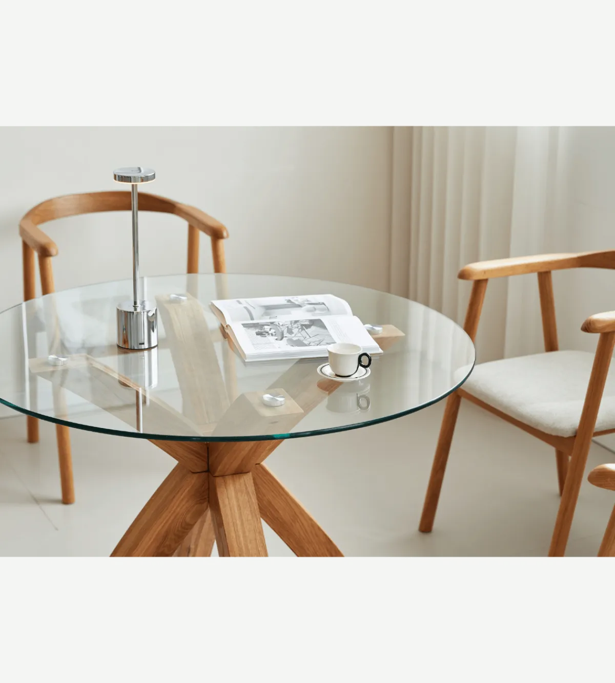 Nimara Sidney - Glas spisebord med ben i massiv egetræ Ø100 cm* Spiseborde