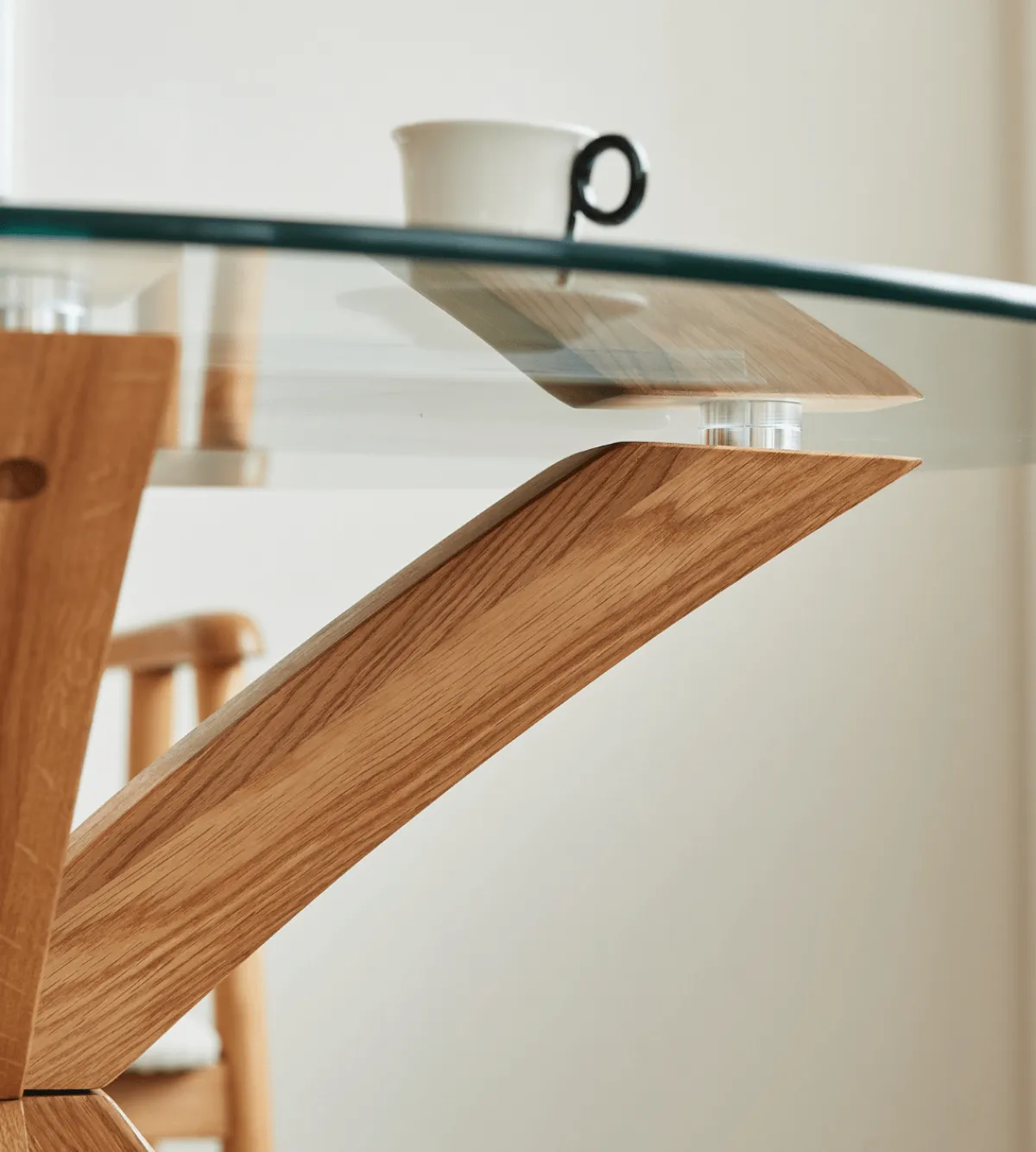 Nimara Sidney - Glas spisebord med ben i massiv egetræ Ø100 cm* Spiseborde