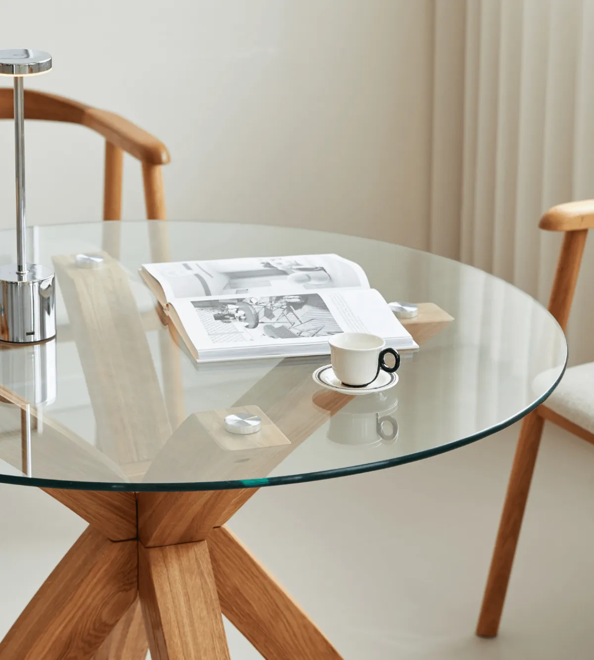 Nimara Sidney - Glas spisebord med ben i massiv egetræ Ø100 cm* Spiseborde