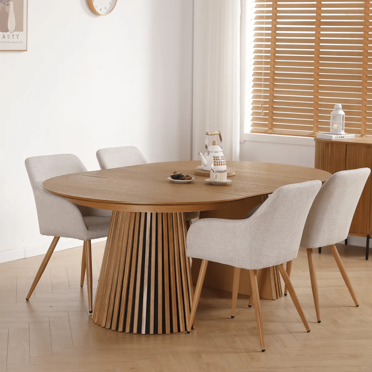 Nimara Spisebordssæt - Lewis lamel spisebord Ø120 cm med udtræk i egefiner + 6 x Jenna spisebordsstole i beige* Spisebordssæt